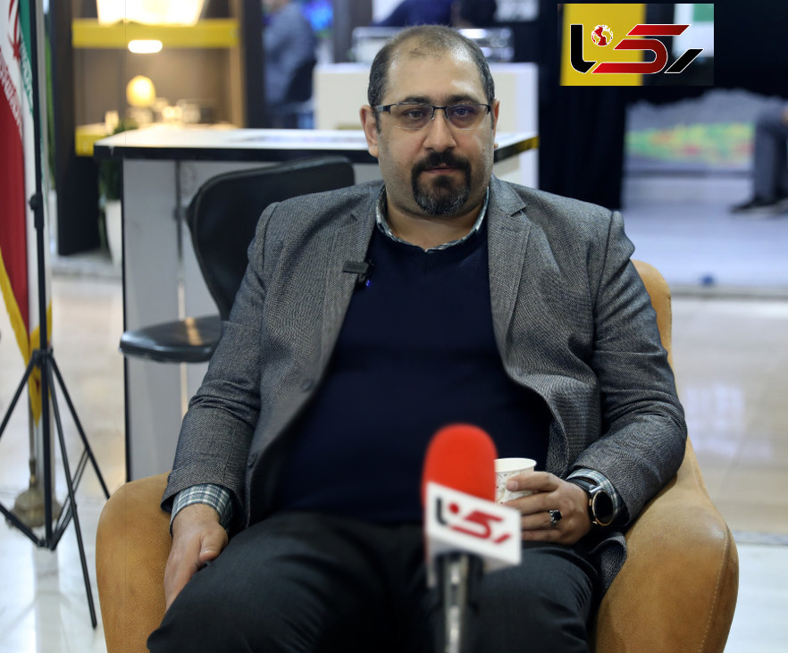 حامد چمن رخ در حال مصاحبه با خبرگزاری رکنا